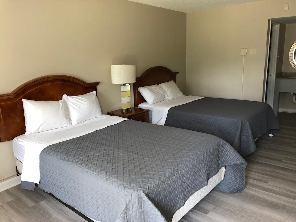 Motel Whalers And 3*