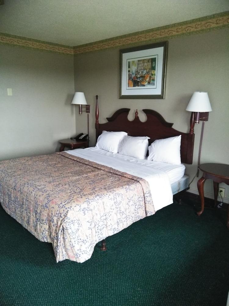 Motel Whalers And